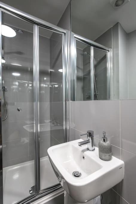 The V.I.P Suite - Sleeps 24! Best For Large Groups 리버풀 외부 사진